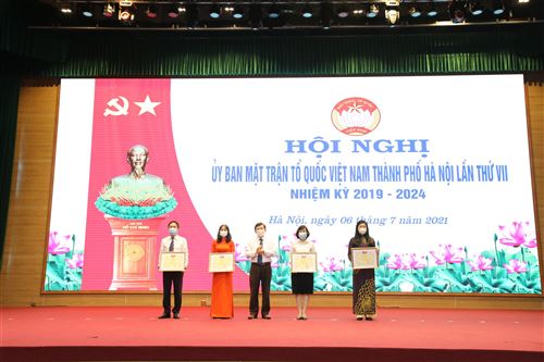 Các đồng chí lãnh đạo Ủy ban MTTQ Việt Nam Thành phố nhận Bằng khen của Ủy ban Trung ương MTTQ Việt Nam có thành tích trong công tác bầu cử. 