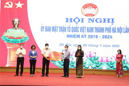 Các đồng chí lãnh đạo TP Hà Nội trao kinh phí xây dựng Nhà văn hóa đa năng tại Đảo Thuyền Chài A. 
