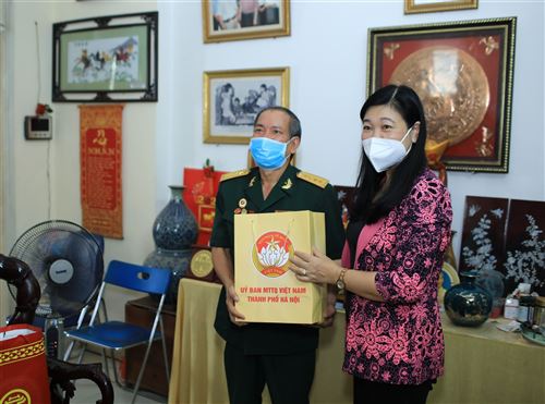 Chủ tịch Ủy ban MTTQ Việt Nam thành phố Hà Nội Nguyễn Lan Hương thăm, tặng quà ông Phùng Bá Đan Thương binh ¾