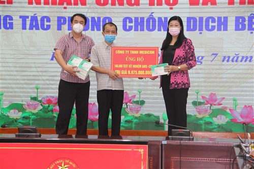 Chủ tịch Ủy ban MTTQ Việt Nam TP Nguyễn Lan Hương tiếp nhận ủng hộ 100.000 test xét nghiệm Sars-Cov-2 từ Công ty TNHH Medicon .