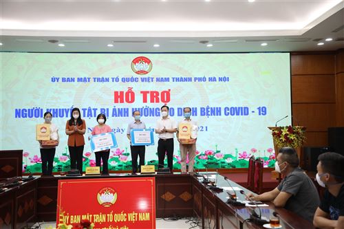 Các đồng chí lãnh đạo Ủy ban MTTQ Việt Nam TP trao hỗ trợ tại chương trình hỗ trợ 200 người khuyết tật bị ảnh hưởng do dịch bệnh Covid-19. 