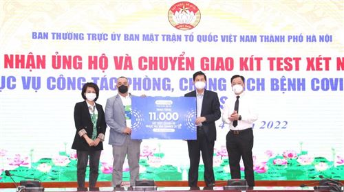Ủy ban Mặt trận Tổ quốc (MTTQ) Việt Nam TP Hà Nội tổ chức tiếp nhận ủng hộ và chuyển giao kít test nhanh phục vụ công tác phòng, chống dịch bệnh COVID-19 tại SEA Games 31. (19/4)
