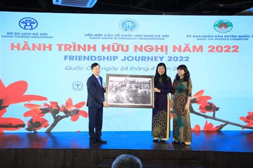 Bà Nguyễn Lan Hương - Chủ tịch Ủy ban MTTQ Việt Nam thành phố Hà Nội, Chủ tịch HAUFO phát biểu tại chương trình Hành trình hữu nghị 2022  (24-4)