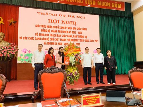 Các đơn vị tặng hoa chúc mừng Ủy ban MTTQ Việt Nam thành phố nhân dịp kỷ niệm 89 năm ngày truyền thống MTTQ Việt Nam