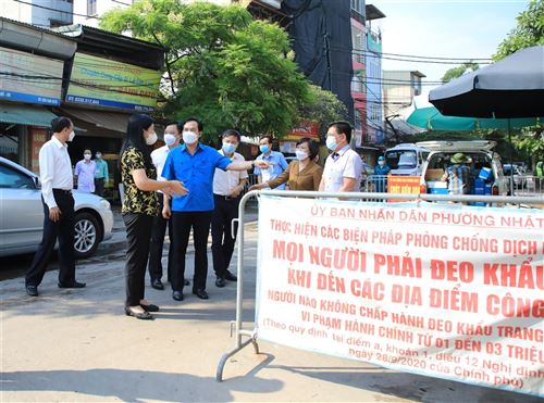 Chủ tịch Ủy ban MTTQ Việt Nam TP Hà Nội Nguyễn Lan Hương kiểm tra công tác phòng, chống dịch Covid-19 tại chợ Nhật Tân