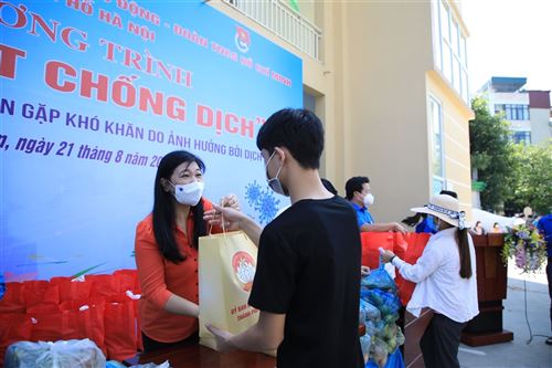 Chủ tịch Ủy ban MTTQ Việt Nam Thành phố Nguyễn Lan Hương tặng quà cho sinh viên tại chương trình “Đoàn kết chống dịch” 