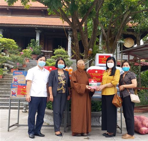 Các đồng chí lãnh đạo Ủy ban MTTQ Việt Nam Thành phố kiểm tra công tác phòng chống dịch COVID-19 tại các cơ sở Tôn giáo trên địa bàn thành phố Hà Nội, đồng thời đến thăm và động viên các chức sắc Phật giáo nhân mùa Vu Lan năm 2021. 