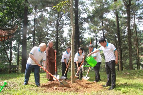 Các đại biểu trồng cây tại Khuôn viên di tích chùa Trăm Gian tại lễ ra quân bảo vệ môi trường và ứng phó với biến đổi khí hậu hưởng ứng “Tháng hành động vì môi trường” năm 2022 (9/6)