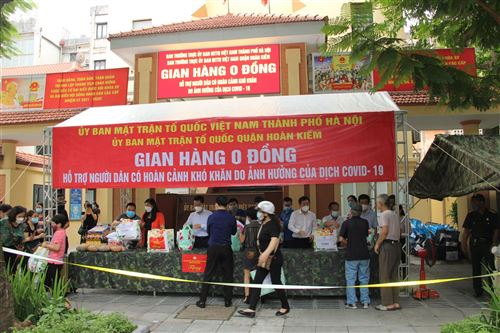 Các đồng chí lãnh đạo Ủy ban MTTQ Việt Nam Thành phố và quận Hoàn kiếm phối hợp tổ chức chương trình “Gian hàng 0 đồng” để hỗ trợ người dân gặp khó khăn trên địa bàn quận Hoàn Kiếm, Hà Nội.