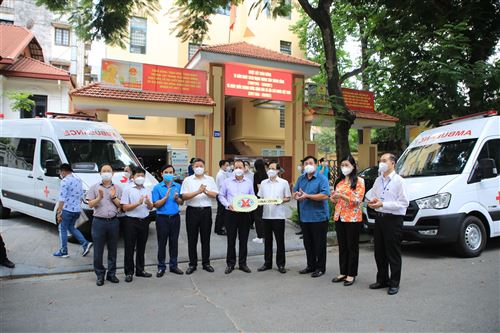 Các đồng chí lãnh đạo Ủy ban MTTQ Việt Nam Thành phố chuyển giao xe cứu thương cho quận Hoàng Mai