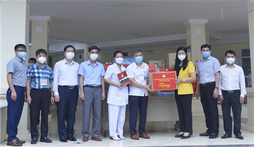 Chủ tịch Ủy ban MTTQ Việt Nam Thành phố kiểm tra công tác PCD và  tặng quà động viên các y bác sĩ tại Trung tâm Y tế Thị xã Sơn Tây