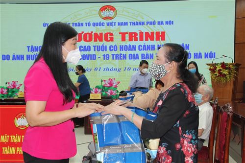 Chủ tịch Ủy ban MTTQ Việt Nam Thành phố, Nguyễn Lan Hương tặng quà cho 600 người cao tuổi Thủ đô có hoàn cảnh khó khăn do ảnh hưởng dịch Covid-19.