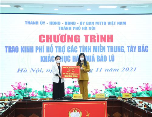 Chủ tịch Ủy ban MTTQ Việt Nam TP, Nguyễn Lan Hương trao hỗ trợ cho tỉnh Nghệ An tại chương trình trao kinh phí hỗ trợ các tỉnh miền Trung, Tây Bắc khắc phục hậu quả bão lũ năm 2021