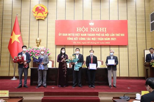 Chủ tịch Ủy ban MTTQ TP Hà Nội Nguyễn Lan Hương tặng hoa cho các đồng chí được kiện toàn UVUB MTTQ Việt Nam TP khóa XVII và tặng quà chia tay các đồng chí trong Ban Chủ nhiệm HĐTV