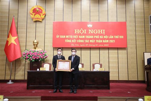 Chủ tịch UBND TP Chu Ngọc Anh tặng bằng khen của Thủ tướng Chính phủ cho đ/c Nguyễn Sỹ Trường PCT Ủy ban MTTQ Việt Nam TP