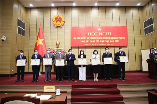 Phó Chủ tịch Ủy ban Trung ương MTTQ Việt Nam Nguyễn Hữu Dũng tặng bằng khen cho các tập thể xuất sắc. 