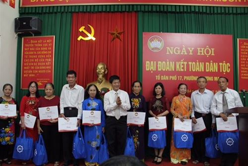 Đ/c Bùi Anh Tuấn – Phó Chủ tịch Thường trực Ủy ban MTTQ Việt Nam TP Hà Nội tặng quà cho các gia đình tiêu biểu tại Ngày hội đại đoàn kết phường Khương Mai, quận Thanh Xuân