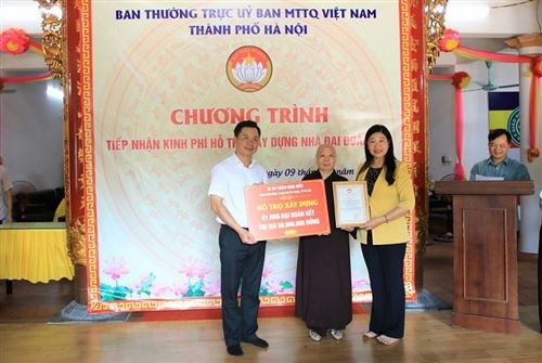 9.8.Lãnh đạo Ủy ban Mặt trận Tổ quốc Việt Nam thành phố Hà Nội tiếp nhận kinh phí hỗ trợ xây dựng 12 nhà Đại đoàn kết