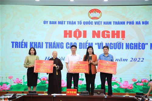 9.9.Ủy ban MTTQ Việt Nam TP trao kinh phí xây dựng nhà Đại đoàn kết cho các đơn vị (2)