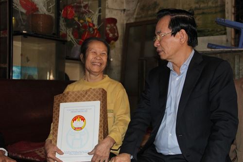 ảnh 10: Đồng chí Vũ Hồng Khanh - Chủ tịch Ủy ban MTTQ Việt Nam TP Hà Nội tặng quà hộ Công giáo nghèo Nguyễn Thị Nhường tại xã Đồng Tháp, huyện Đan Phượng