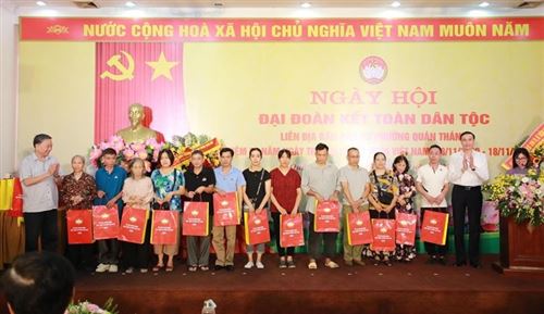 Bộ trưởng Bộ Công an Tô Lâm và Phó Chủ tịch Ủy ban Trung ương MTTQ Việt Nam Phùng Khánh Tài trao quà cho các gia đình khó khăn trên địa bàn.