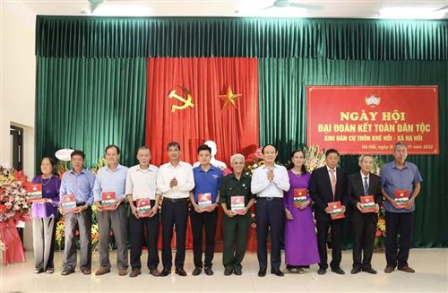 Chủ tịch HĐND TP Nguyễn Ngọc Tuấn trao quà của TP cho Khu dân cư thôn Khê Hồi