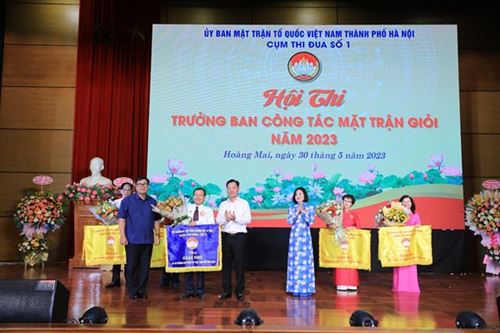 Hình ảnh Đồng chí lãnh đạo UB MTTQ TPHN và quận Hoàng Mai trao giải cho thí sinh đạt giải nhì của hội thi