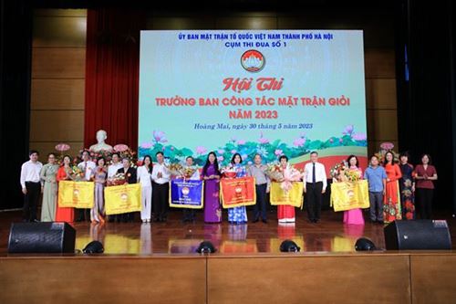 Hình ảnh các đồng chí lãnh đạo TW, TP và Quận trao giải cho các thí cụm thi đua số 1 của UB.MTTQ thành phố Hà Nội