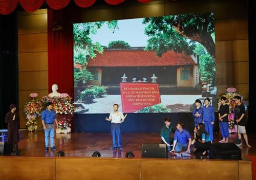 Hình ảnh Phần thí xử lý tình huống của thí sinh Vũ Đức Chiêu – Trưởng ban CTMT tổ dân phố số 10 phường Mai Động, quận Hoàng mai