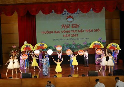Hình ảnh phần thi giới thiệu của thí sinh Nguyễn Thị Hồng Hạnh - Trưởng ban CTMT tổ dân phố số 18 phường Gia Thụy, quận Long Biên
