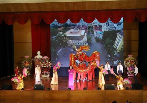 Hình ảnh Phần thi giới thiệu của thí sinh Ngô Thị Vân Anh – Trưởng ban CTMT TDP số 4 phường Nguyễn Du,   quận Hai Bà Trưng