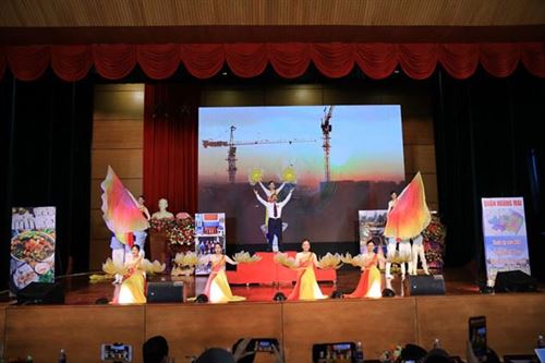 Hình ảnh Phần thí giới thiệu của thí sinh Vũ Đức Chiêu – Trưởng ban CTMT tổ dân phố số 10 phường Mai Động, quận Hoàng mai