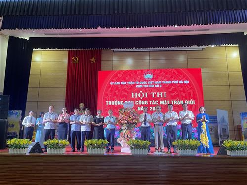 Hình ảnh lãnh đạo Huyện ủy-HĐND-UBND huyện Sóc Sơn tặng hoa Hội thi Trưởng ban CTMT giỏi Cụm thi đua số 3
