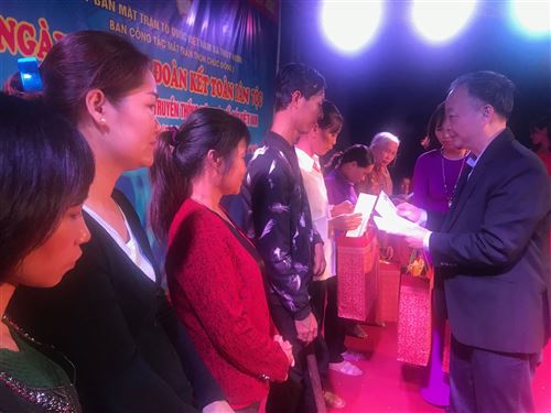 Đồng chí Nguyễn Văn Sửu - Phó Chủ tịch Thường trực UBND TP tặng quà các hộ nghèo tại ngày hội Đại đoàn kết xã Thụy Hương, huyện Chương Mỹ 
