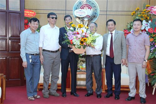 Hội người mù TP tặng hoa chúc mừng