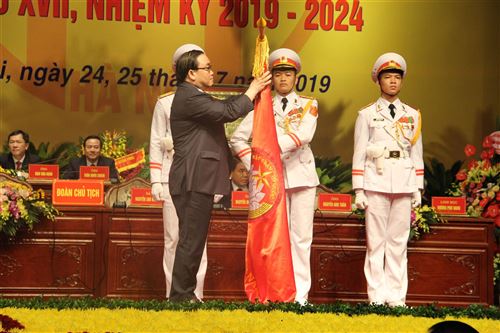 Đồng chí Hoàng Trung Hải - Ủy viên Bộ Chính trị, Bí thư Thành ủy Hà Nội trao tặng Huân chương Độc lập hạng Nhất cho Ủy ban MTTQ Việt Nam thành phố Hà Nội.