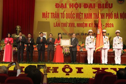 Đồng chí Hoàng Trung Hải - Ủy viên Bộ Chính trị, Bí thư Thành ủy Hà Nội trao tặng Huân chương Độc lập hạng Nhất cho Ủy ban MTTQ Việt Nam thành phố Hà Nội.
