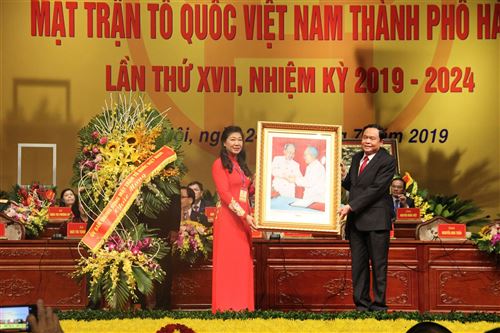 Chủ tịch Trần Thanh Mẫn trao tặng Đại hội bức ảnh Bác Hồ - Bác Tôn, biểu tượng cao đẹp của khối đại đoàn kết toàn dân tộc.