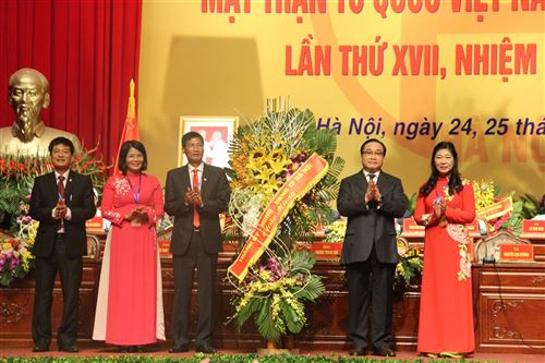 Đồng chí Hoàng Trung Hải - Ủy viên Bộ Chính trị, Bí thư Thành ủy Hà Nội tặng hoa Đại hội