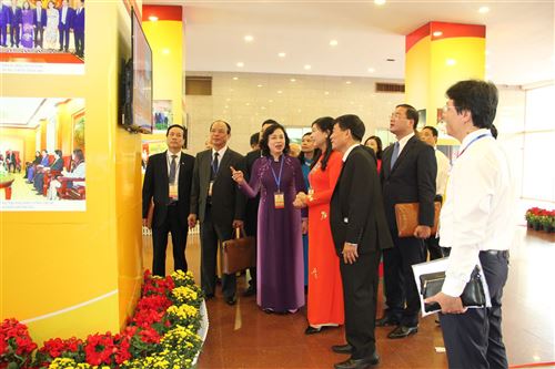 Đồng chí Ngô Thị Thanh Hằng - Ủy viên Trung ương Đảng, Phó Bí thư TT Thành ủy cùng các đại biểu dự Đại hội thăm quan thư viện ảnh 