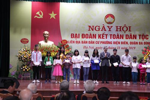 Đồng chí Nguyễn Xuân Phúc - Ủy viên Bộ chính trị, Thủ tướng Chính phủ dự Ngày hội đại đoàn kết