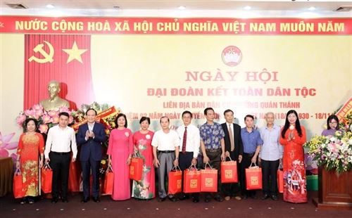 Lãnh đạo thành phố Hà Nội trao khen thưởng cho 10 hộ gia đình tiêu biểu trong cuộc vận động Toàn dân đoàn kết xây dựng đời sống văn hoá ở cơ sở