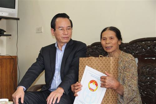 ảnh 9: Đồng chí Vũ Hồng Khanh - Chủ tịch Ủy ban MTTQ Việt Nam TP Hà Nội tặng quà hộ nghèo Bùi Thị Đích tại xã Đồng Tháp, huyện Đan Phượng