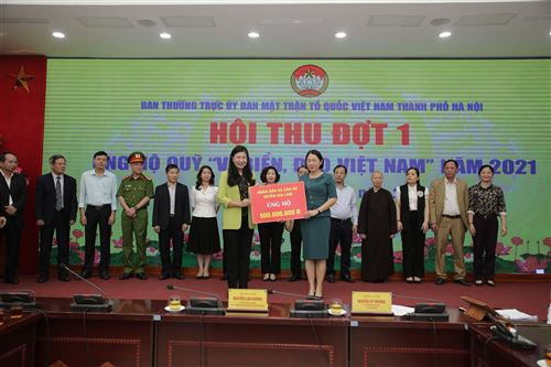 Chủ tịch Ủy ban MTTQ Việt Nam Thành phố Nguyễn Lan Hương tiếp nhận ủng hộ Quỹ “Vì biển, đảo Việt Nam” của huyện Gia Lâm năm 2021