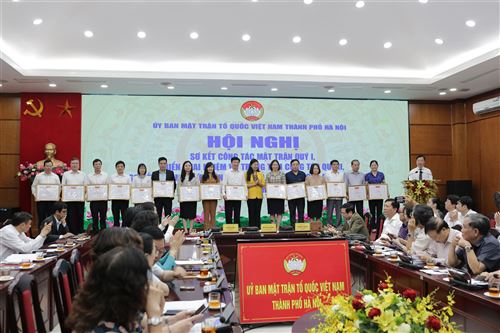 Chủ tịch Ủy ban MTTQ Việt Nam Thành phố Nguyễn Lan Hương trao Bằng khen cho các tập thể có thành tích xuất sắc trong thực hiện Chỉ thỉ 05