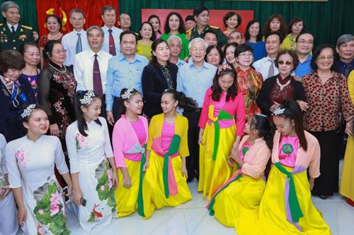 Đồng chí Nguyễn Phú Trọng - Tổng Bí thư, Chủ tịch nước chụp ảnh cùng Nhân dân tại Ngày hội Đại đoàn kết phường Nguyễn Du, quận Hai Bà Trưng 