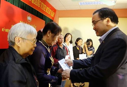 Đồng chí Hoàng Trung Hải - Ủy viên Trung ương Đảng, Bí thư thành ủy Hà Nội tặng quà các hộ nghèo phường Yên Hòa, quận Cầu Giấy