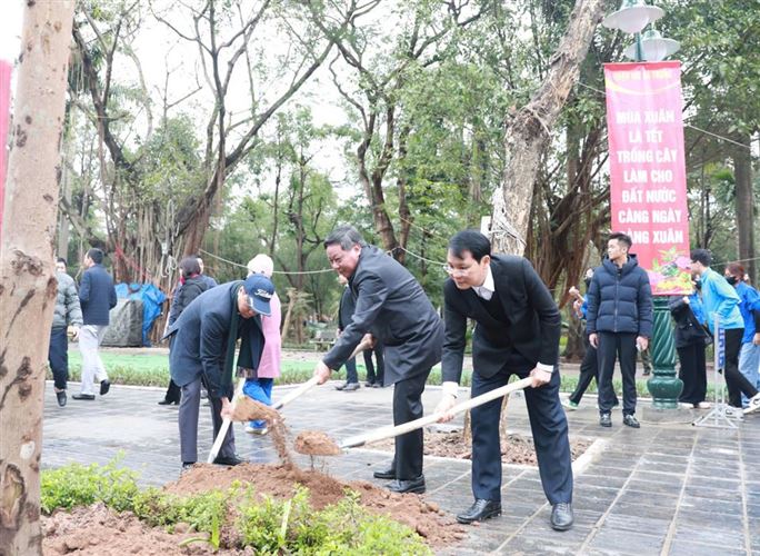 Quận Hai Bà Trưng phát động Tết trồng cây đời đời nhớ ơn Bác Hồ Xuân Ất Tỵ 2025