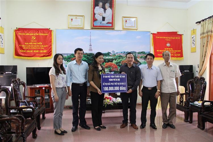Chủ tịch Ủy ban MTTQ Việt Nam TP Hà Nội Nguyễn Lan Hương trao hỗ trợ tỉnh Tuyên Quang 100 triệu đồng khắc phục mưa lũ