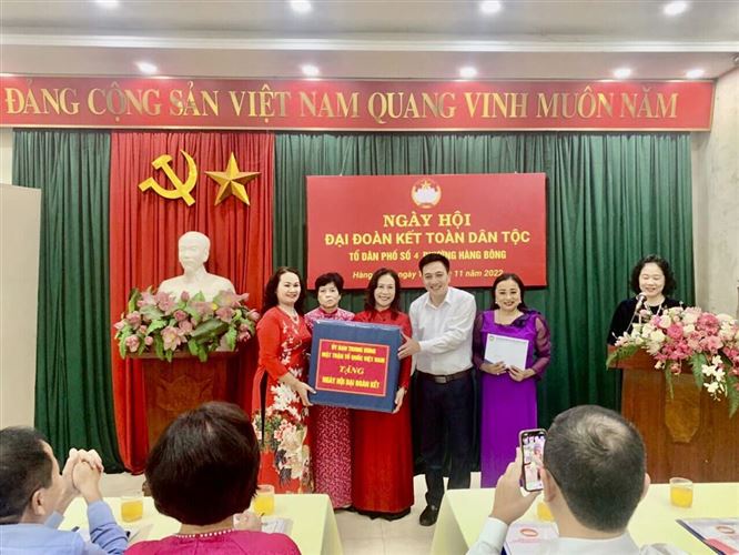 Quận Hoàn Kiếm vui mừng tổ chức ngày hội Đại đoàn kết toàn dân tộc kỷ niệm 92 năm ngày truyền thống Mặt trận tổ quốc Việt Nam